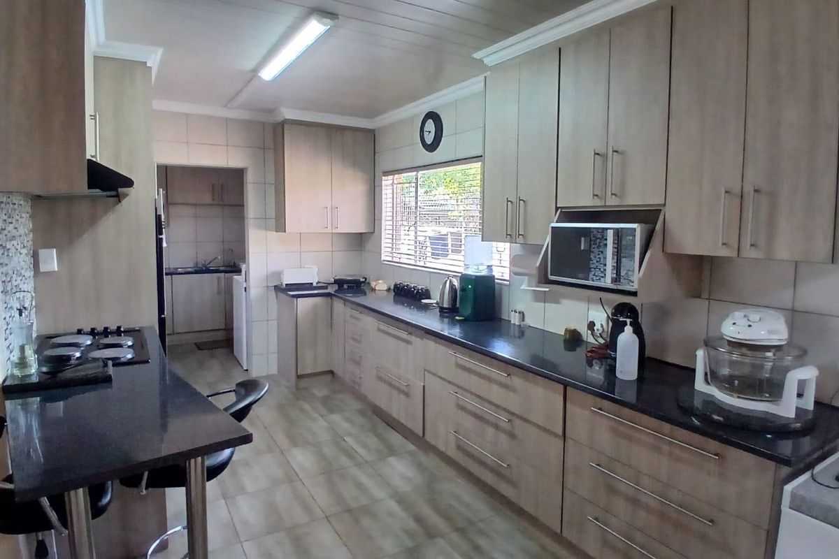 Beautiful 3 Bedroom house for sale - Photo 3