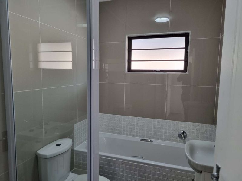 Experience this Delightful, Stylish Ground Floor Apartment in the hart of Gonubie. - Photo 4