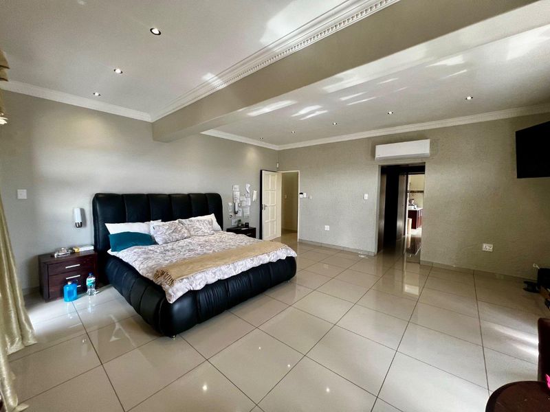 Spacious Modern House - Photo 4