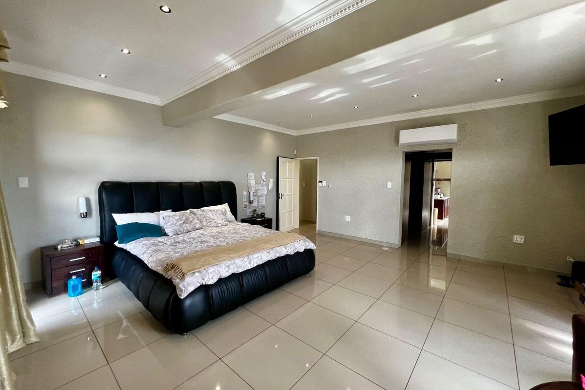 Spacious Modern House - Photo 4