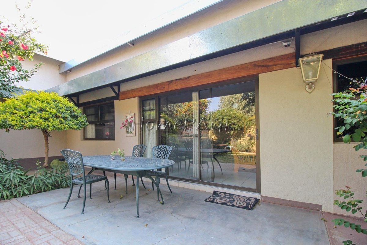 Otjiwarongo.:  Beautiful and neat 5 Bedroom Home on the outskirts of Town - Photo 3