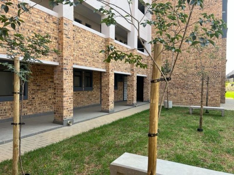 Fourways -Modern Apartment Eagles@Riverside - R 570 000! - Photo 8