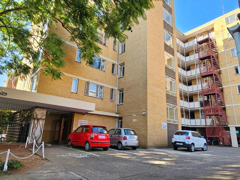 Spacious 3-Bedroom Apartment in the Heart of Sunnyside — Comfort, Convenience & City Living! - Photo 2