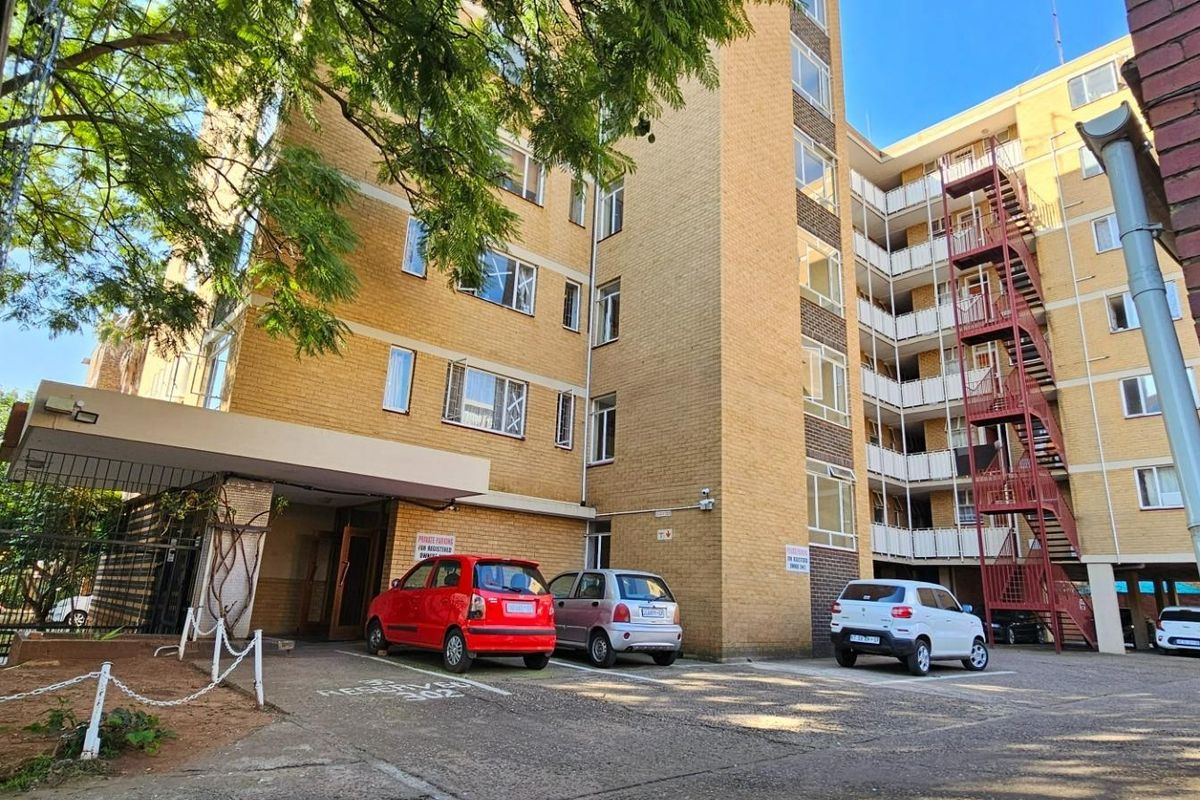 Spacious 3-Bedroom Apartment in the Heart of Sunnyside — Comfort, Convenience & City Living! - Photo 2