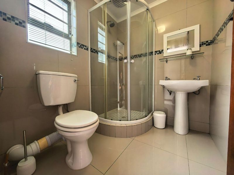 Charming Furnished 1-Bedroom Cottage Belle Constantia R14,500 pm - Photo 4