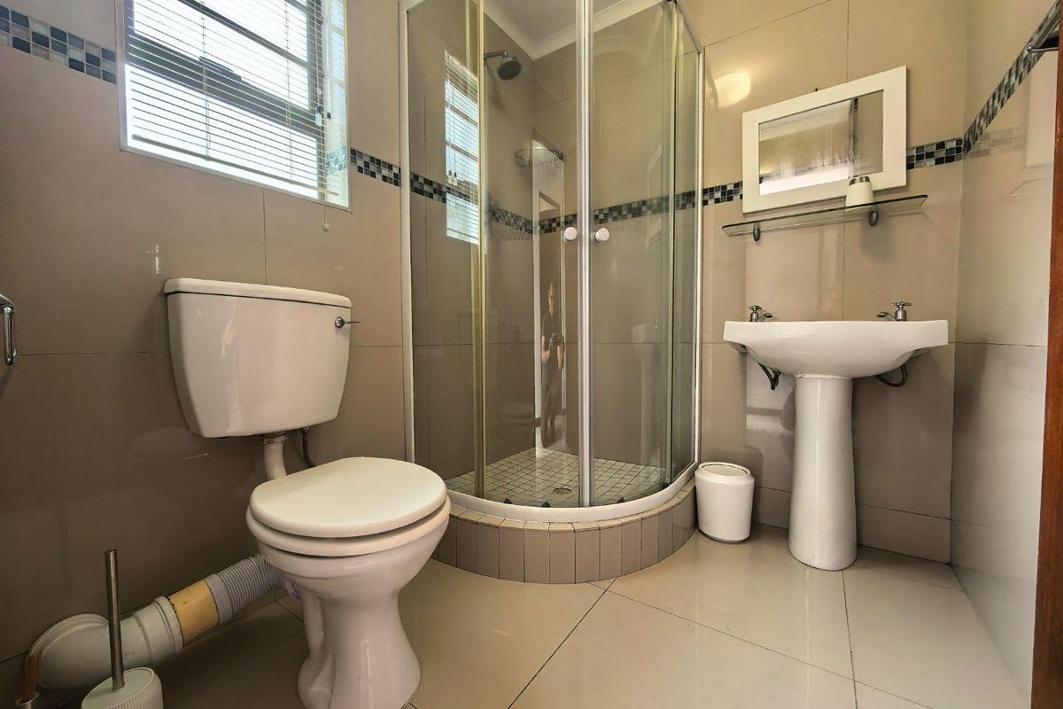 Charming Furnished 1-Bedroom Cottage Belle Constantia R14,500 pm - Photo 4