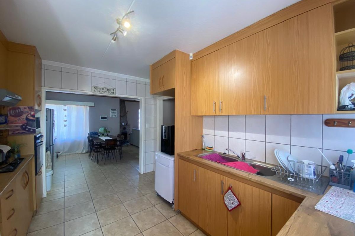 FOR SALE- 3 BEDROOM AND 2 FLATLET HOUSE IN VINETA, SWAKOPMUND, NAMIBIA - Photo 3