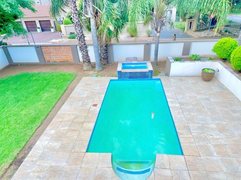 **4-Bedroom Family Home with a Pool in Willow Acres Estate, Pretoria East** - Photo 6
