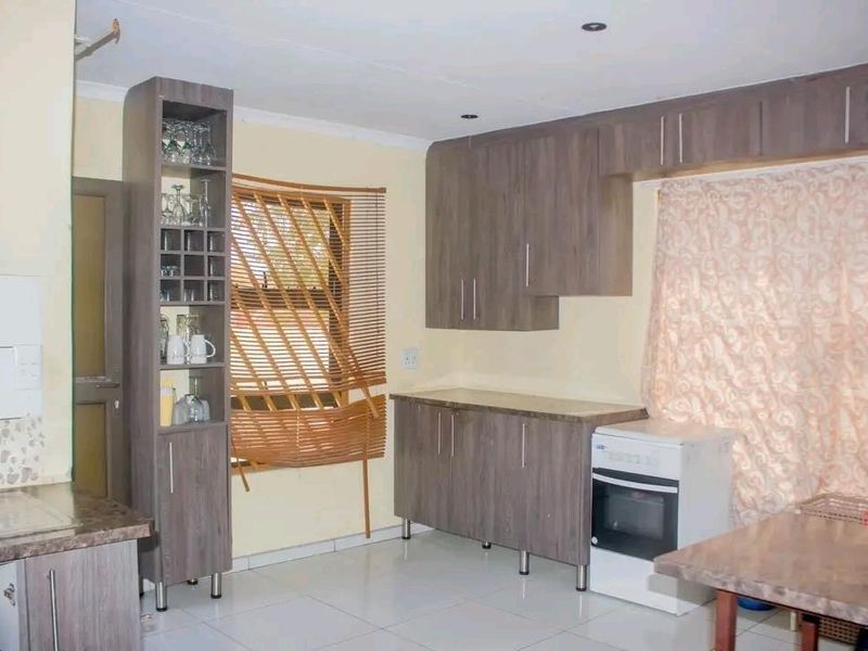 FOR SALE: Spacious 5-Bedroom Home in Shinime, Ondangwa Extension 2 — Now Selling Far Below Valuation!N$1 200 000.00 cost exclusive Call Penda on 081 2979971 - Photo 9