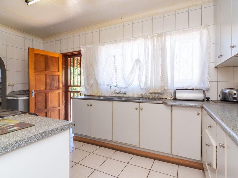 Discover the Charm of Corner Living - Photo 8