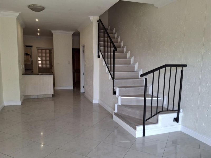 A GORGEOUS UNFURNISHED TWO BEDROOM DUPLEX - Photo 5