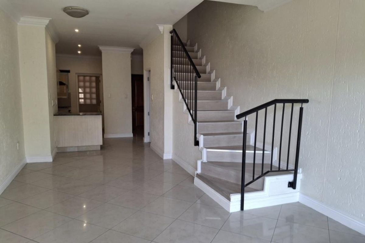 A GORGEOUS UNFURNISHED TWO BEDROOM DUPLEX - Photo 5