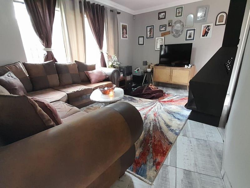 Spacious family home in Glen Marais - Photo 5