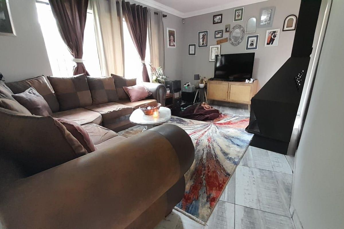 Spacious family home in Glen Marais - Photo 5