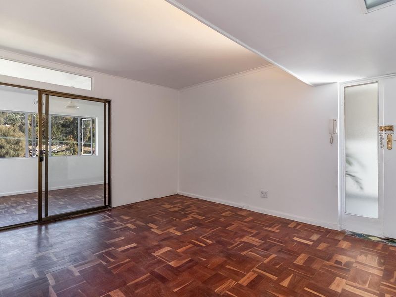 Modern Two-Bedroom Apartment with Mountain Views in Gardens, Cape Town | Available Immediately - Photo 7