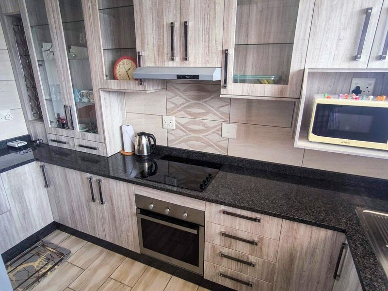 Contemporary Living: Perfect 2-Bed Apartment for You! - Photo 3