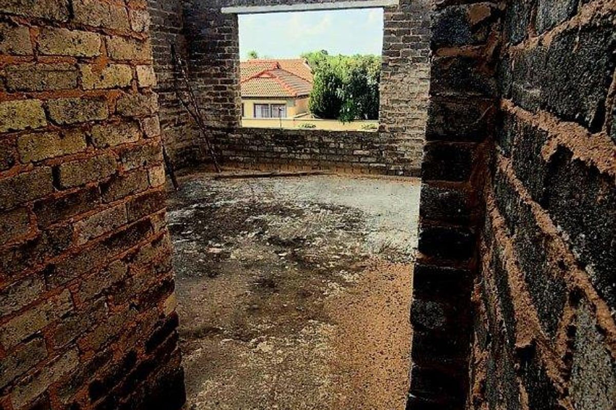 4 BEDROOMS INCOMPLETE STRUCTURES FOR SALE. - Photo 2