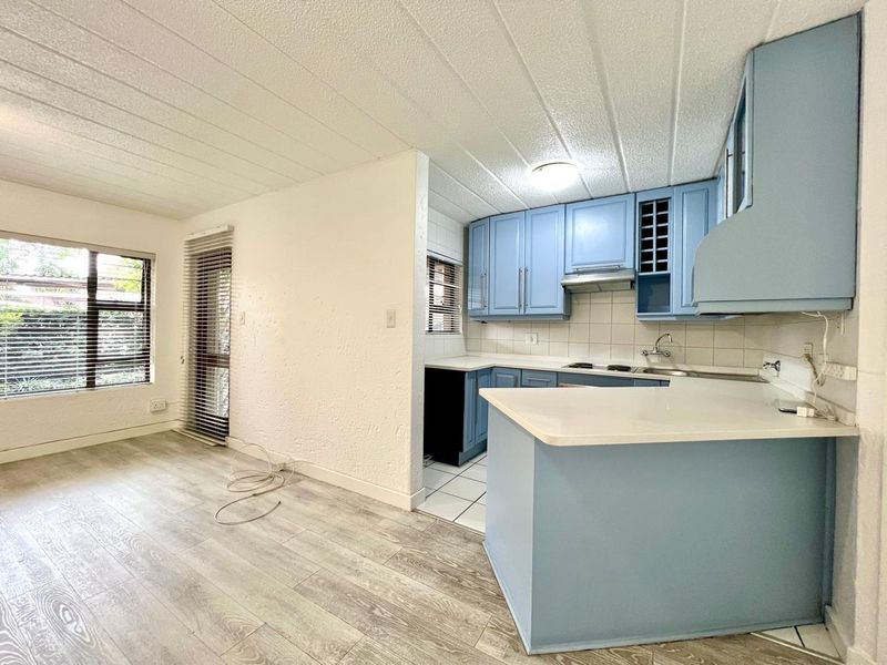 RENOVATED GROUND FLOOR APARTMENT IN A POPULAR COMPLEX IN PARKTOWN NORTH - Photo 7