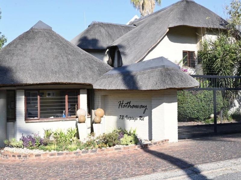 Spacious Loft Apartment in Secure Paulshof Complex - Photo 2