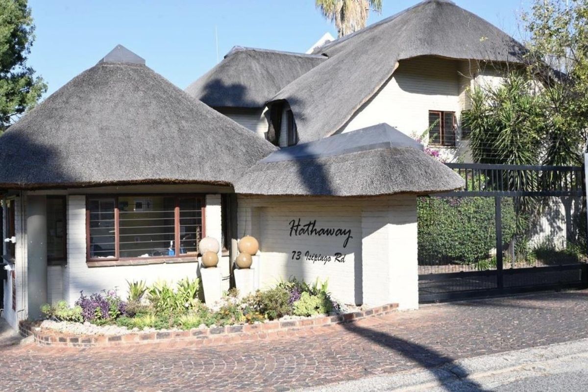 Spacious Loft Apartment in Secure Paulshof Complex - Photo 2