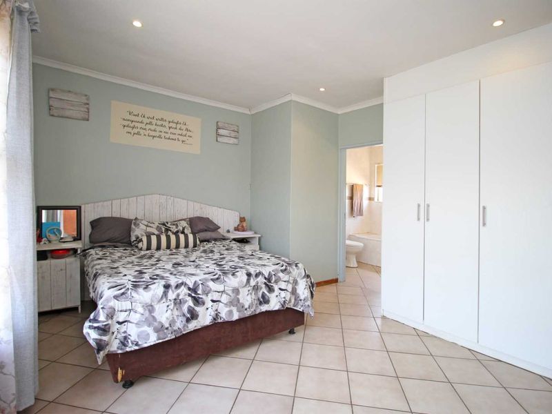 Secure living in a neat complex - Photo 2