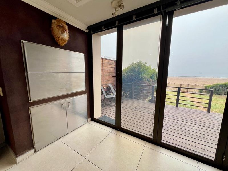 FOR SALE - 4 BEDROOM BEACHFRONT DOUBLE STORY DUET IN LONGBEACH, NAMIBIA - Photo 8