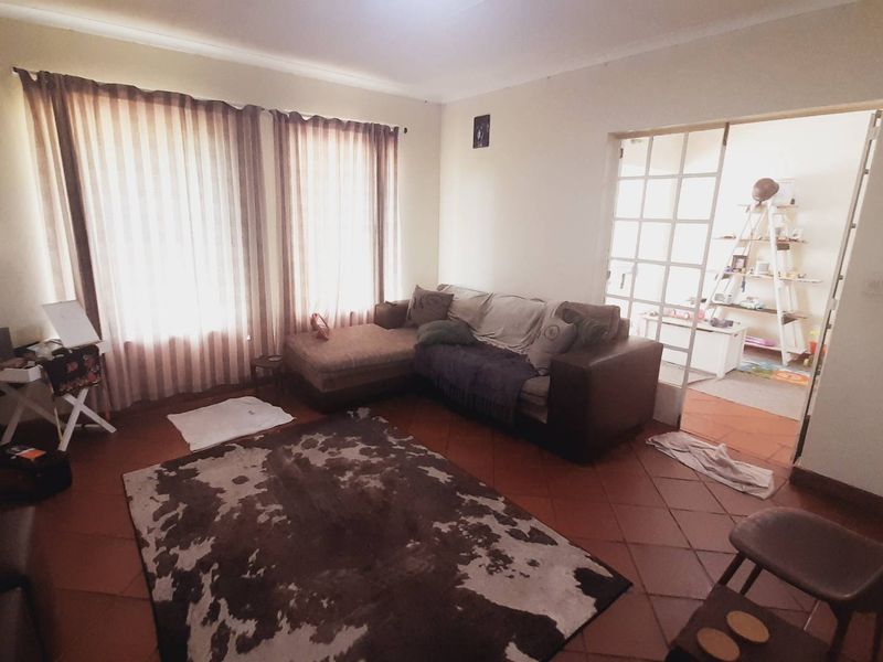 Charming 3-Bed Home in Kingfisher Village Awaits You - Photo 8