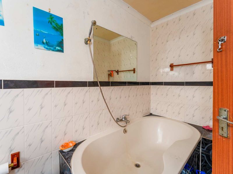 Spacious 4 Bedroom Family Home with Two Income-Generating Flatlets | Silvertown SOLE AND EXCLUSIVE MANDATE - Photo 10