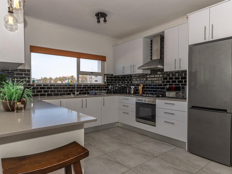 Super Spacious Luxury 3-Bedroom with Sea Views - Photo 9