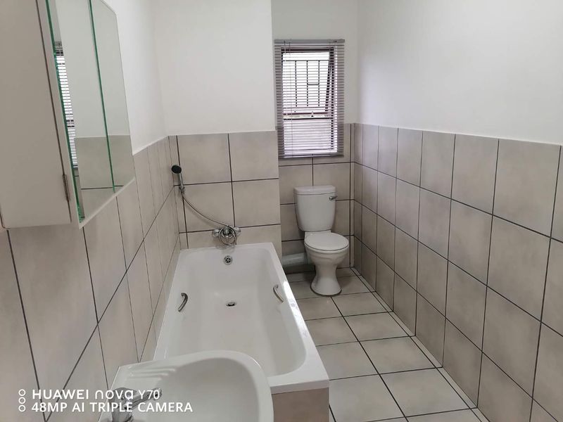 Stylish Two-Bedroom Flat in Sought-After Location - Photo 7