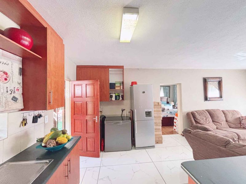 Spacious Three Bedroom Duplex for Sale in Heuwelsig - Photo 6