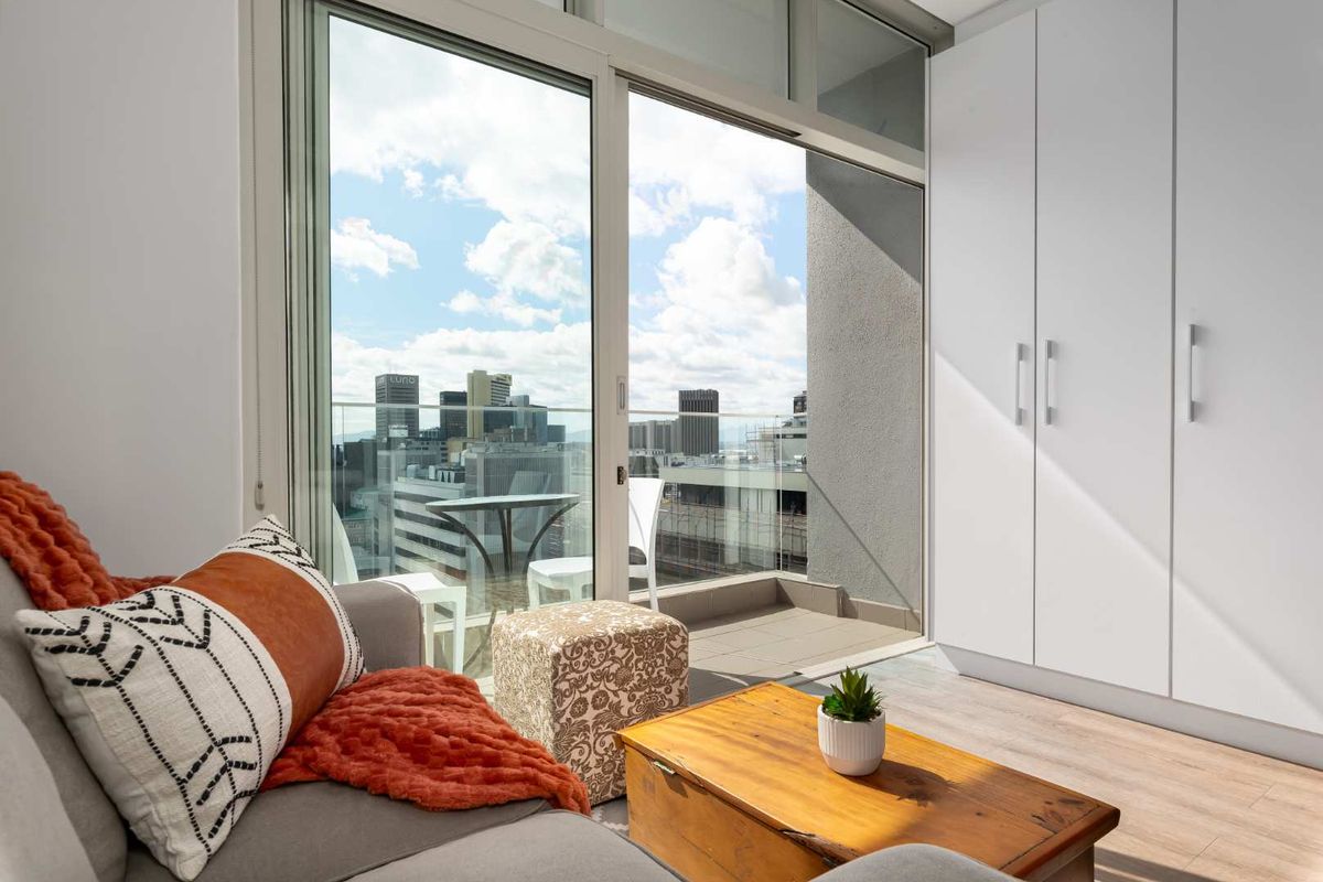 Fully Furnished Studio with Secure Parking - Photo 3