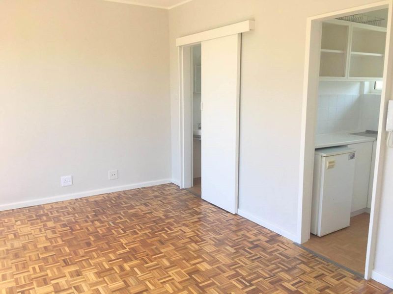 Unfurnished studio with parking bay - Photo 3
