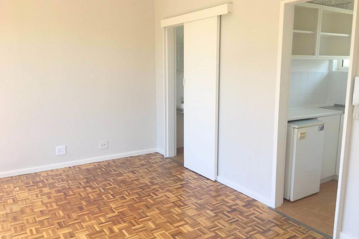 Unfurnished studio with parking bay - Photo 3