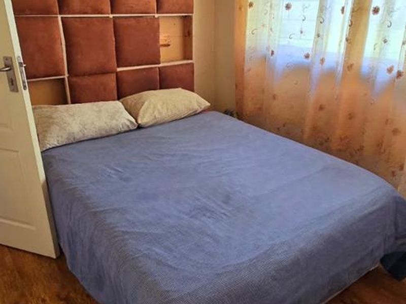 Stunning well maintained house to let in Lombardy East - Photo 9