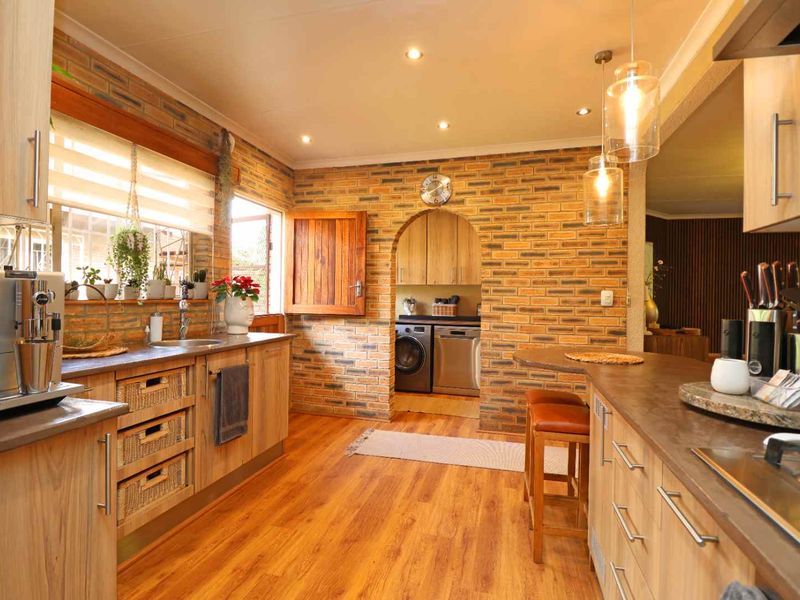 Elegant, Energy-Smart Family Home with 2 backup water tanks - Photo 2