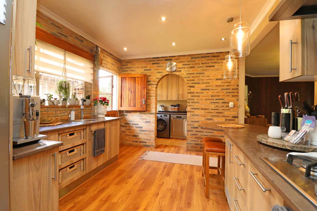 Elegant, Energy-Smart Family Home with 2 backup water tanks - Photo 2