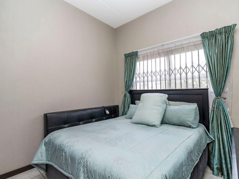 Three-bedroom ground floor apartment in barbeque downs - Photo 7