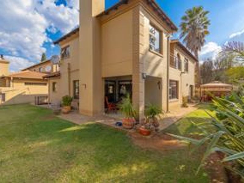 Upmarket Townhouse - Photo 3