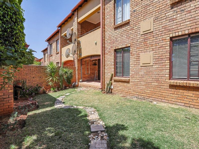 Ground Floor 2-Bedroom Apartment with Garden & Garage – For Rent in Equestria Estate - Photo 2