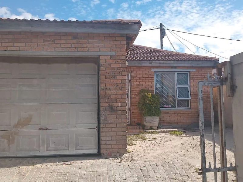 Charming Three-Bedroom Home for Sale in Site C, Khayelitsha - Photo 2