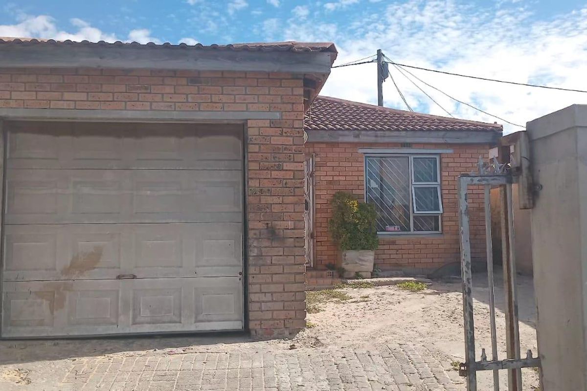 Charming Three-Bedroom Home for Sale in Site C, Khayelitsha - Photo 2