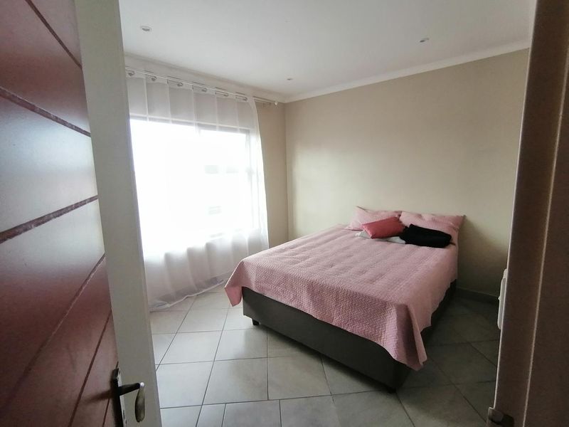 Modern 2-Bedroom Duplex in Prime Location - Photo 7