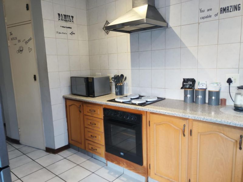 3 bedroom facebrick home in a Great area! - Photo 6