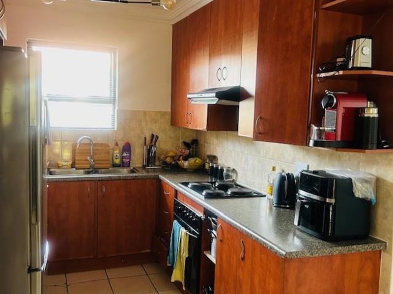 3 Bedroom Townhouse to Rent in Parkrand - Photo 4