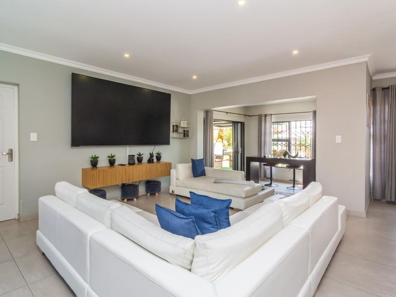 Elegant Family home in the sort after Silverleaf Estate - Photo 8