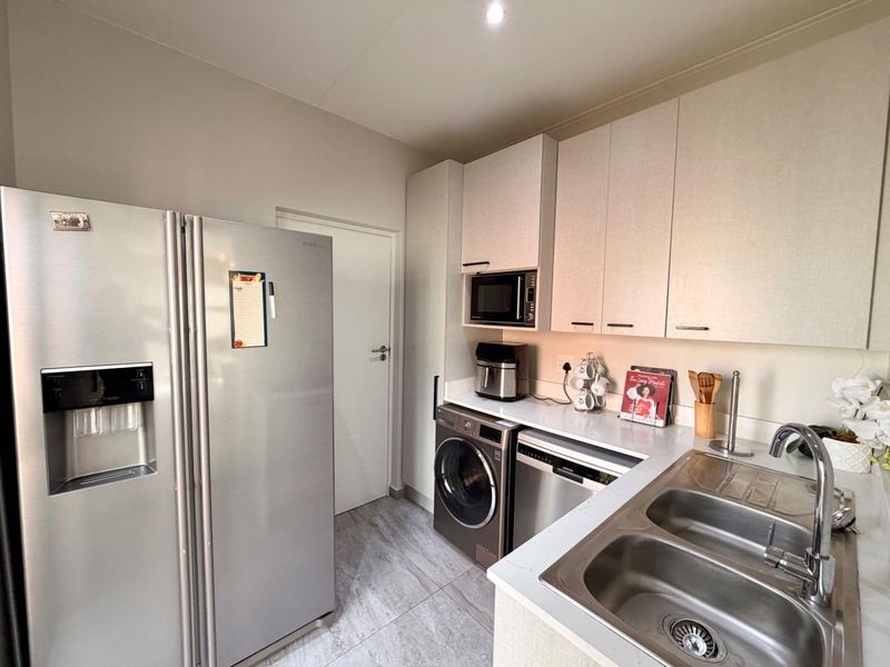 Elegant Double-Storey Living in the Heart of Sought-After Carlswald - Photo 9