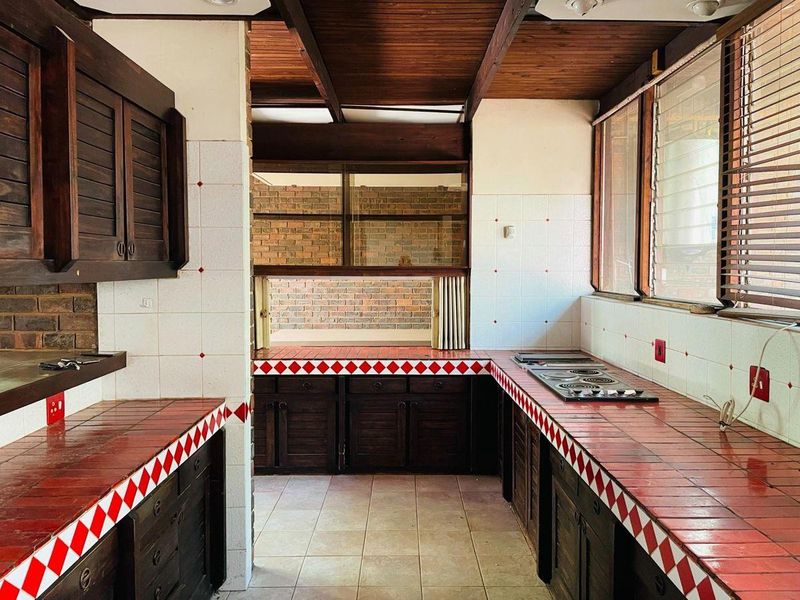 Charm and Style - Photo 10