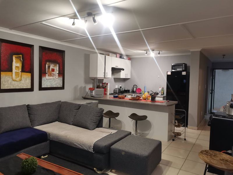 GROUND FLOOR UNIT - BARGAIN DEAL SELLING BELOW VALUATION - OFFERS WELCOME! - Photo 2