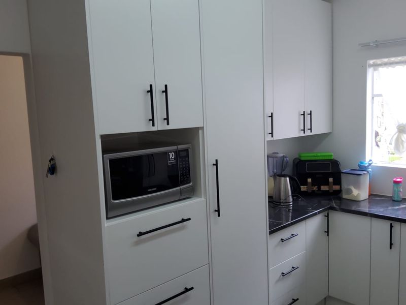 **Spacious 3-Bedroom Townhouse in Secure Complex - Photo 3